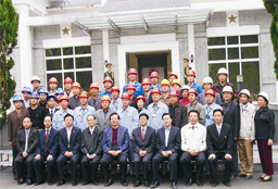 2004年10月，中共中央政治局常委、 國(guó)家副主席曾慶紅（第一排中）視察中國(guó)